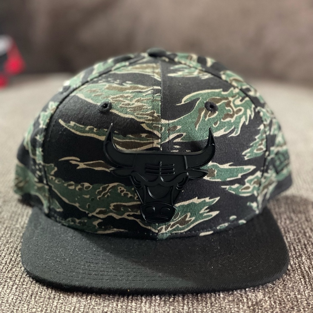 Chicago bulls camo black metal badge snap back hat